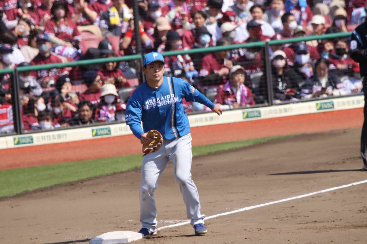 chi_j3's tweet photo. 土ならしてたらマウント行くの遅れちゃった
#野村佑希 #lovefighters 
2023.04.23@楽天モバイルパーク宮城 https://t.co/P30jM1BBRe