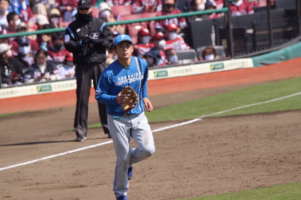 chi_j3's tweet photo. 土ならしてたらマウント行くの遅れちゃった
#野村佑希 #lovefighters 
2023.04.23@楽天モバイルパーク宮城 https://t.co/P30jM1BBRe