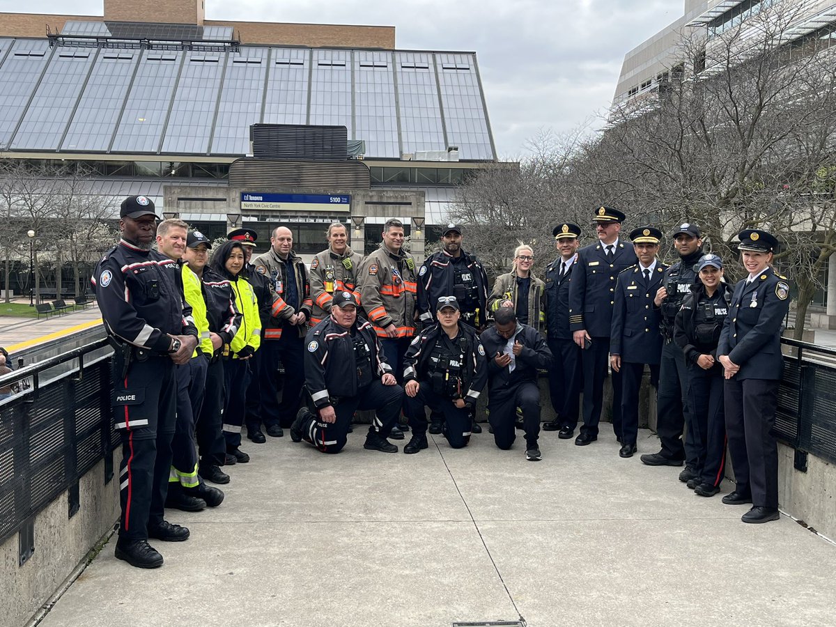 32 Div Neighbourhood Officers along w/ Supt. BELANGER, Toronto Paramedics, &amp;Toronto Fire paying our respects &amp; honouring the victims of the Yonge St. van attack @ the 5 yr anniversary memorial service. <a href="/TorontoPolice/">Toronto Police</a> @tps_cpeu @torontofireservices @torontoparamedics
