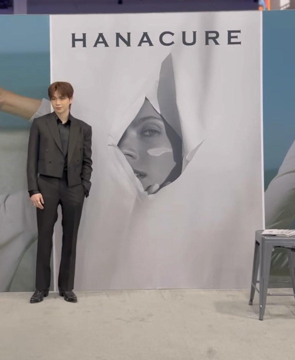 kd_force1210's tweet photo. 경험만렙 프로! 그냥 섰을뿐인데 화보컷 #강다니엘 #Hanacure #KANGDANIEL #WeBridgeExpo https://t.co/fzVkFBAq9x
