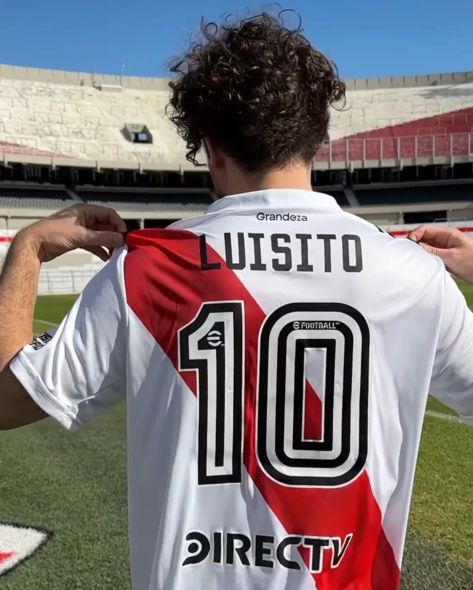 DIRECTVLA's tweet photo. Luisito visitó el estadio Monumental y tuvo el privilegio de lucir la banda roja 🙌🏼🤩

Saldrá a jugar hoy👀? Que alguien le avise a Nacho Fernández 🤭

@riverplate 

#DIRECTV #RiverPlate https://t.co/KTGBFenSDg