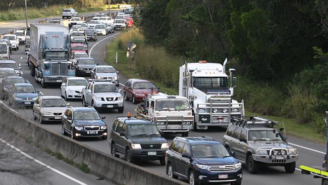couriermail's tweet image. 13km gridlock on #M1 #GatewayMotorway after Bracken Ridge crash couriermail.com.au/news/queenslan… #bnetraffic