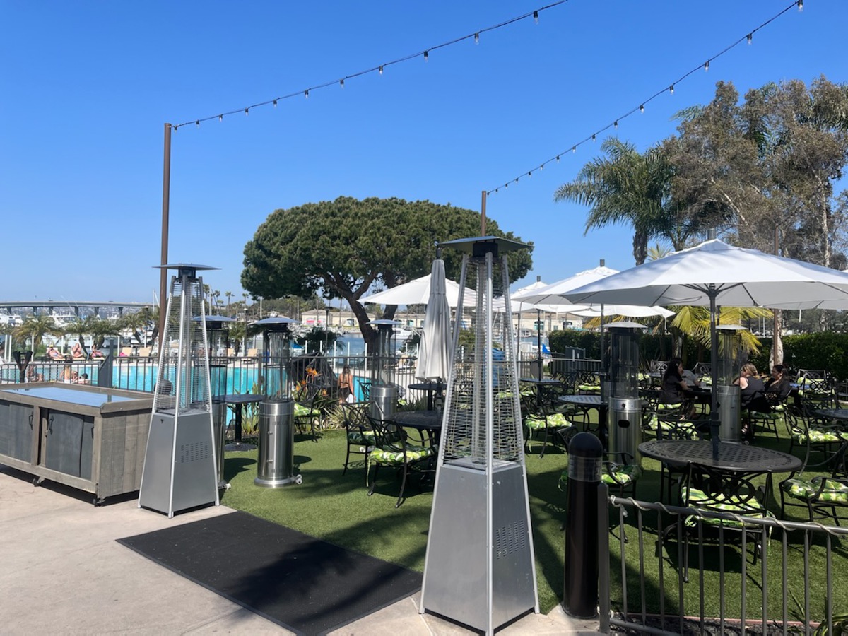 FireflyEatery's tweet photo. The weather is gorgeous here on Mission Bay today. Come by and visit us for happy hour starting now! Try @abnormalbeerco 's American Brown Ale, new on tap, along with our fish tacos or fresh ceviche! There's no Sunday Scaries in sight.

#FireflyEatery  #TheDanaHotel https://t.co/a6f2MjdO8t
