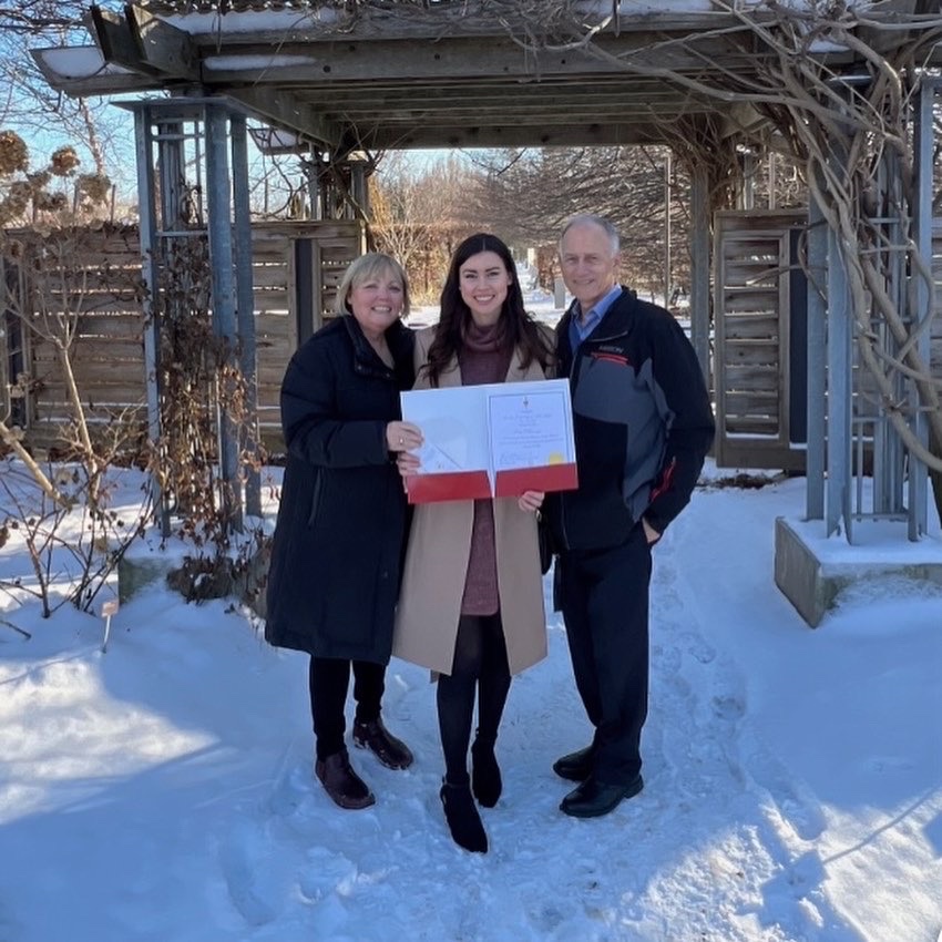 KateUhlman's tweet photo. Happy #WorldBookDay! @Books4Families is still going strong and thousands of families have received books. Reflecting today on being awarded the Queen Elizabeth II Diamond Jubilee Medal  - but the award truly belongs to the community of support that helped make it happen 💕📚✨ https://t.co/9V3S7w1wEr