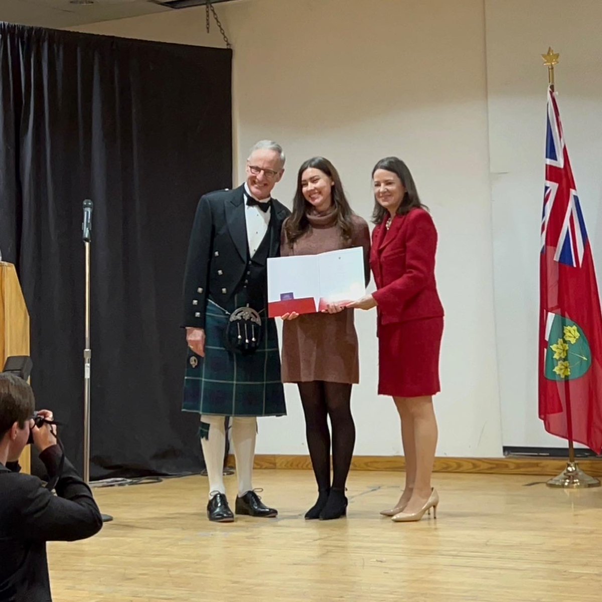 KateUhlman's tweet photo. Happy #WorldBookDay! @Books4Families is still going strong and thousands of families have received books. Reflecting today on being awarded the Queen Elizabeth II Diamond Jubilee Medal  - but the award truly belongs to the community of support that helped make it happen 💕📚✨ https://t.co/9V3S7w1wEr