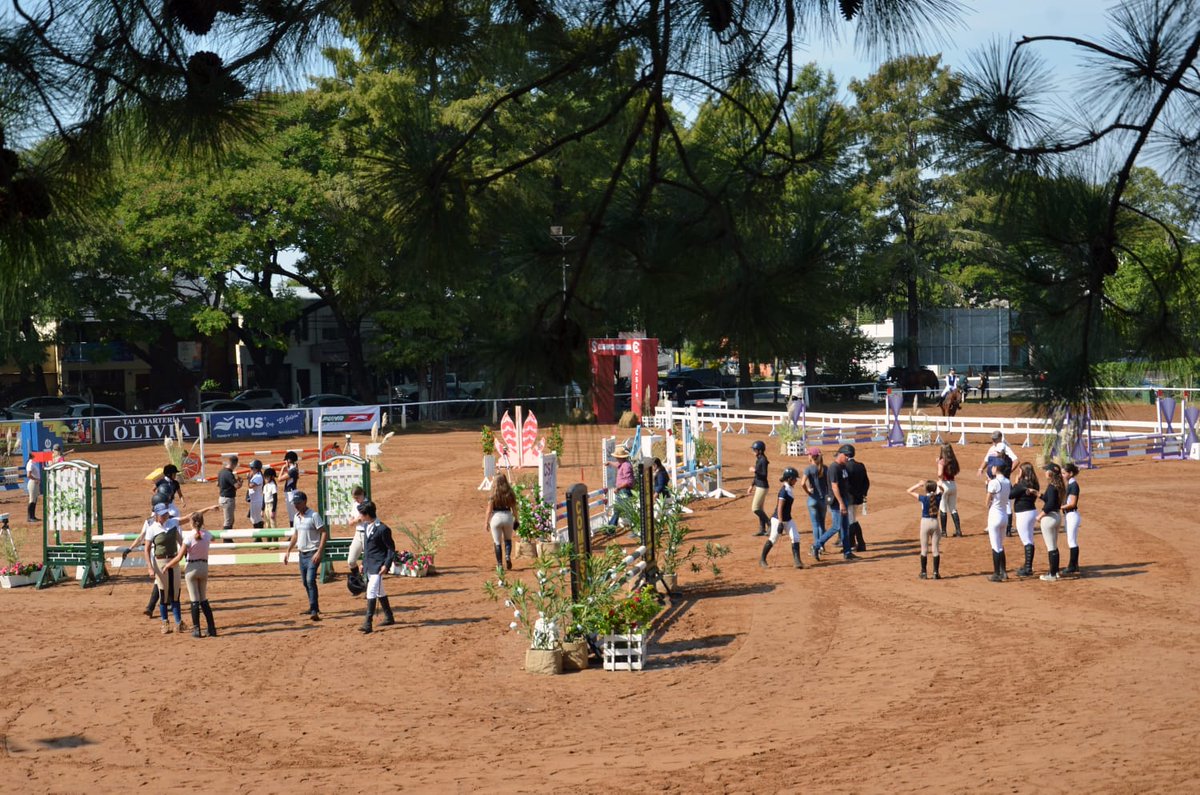 3200deportes's tweet photo. #SaltosHípicos 🏇
#concordia fue sudamericana
✨El CSI, por segunda vez en su historia, tuvo lugar en instalaciones del Club Hípico Concordia.
Desde #3200Deportes estuvimos en vivo, durante el #programa72 en radio 📻.
🙌 Vivimos el calor y color de una fiesta inolvidable. https://t.co/yeakNeWV8M