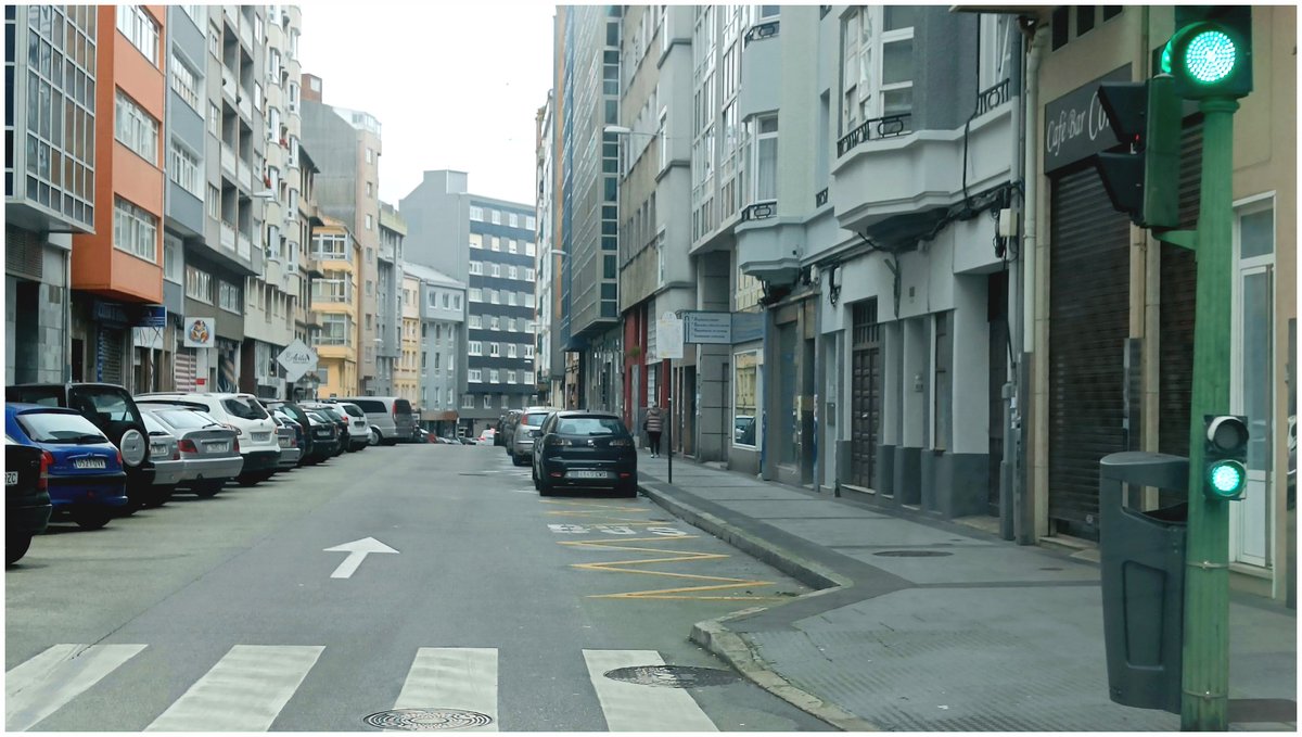 BlogBusurbano's tweet image. Un #microhilo nocturno de caer en la cuenta de un pequeño detalle.

#Par033 Av. de Oza 186
#Par034 Av. de Oza, Vales Villamarín

Estas dos (de #Lín2) son paradas en bahía.
¿Hasta ahí de acuerdo...? Bien.

Es sencillo convertirlas en #ParadasAccesibles:
"Relleno" de acera y listo.