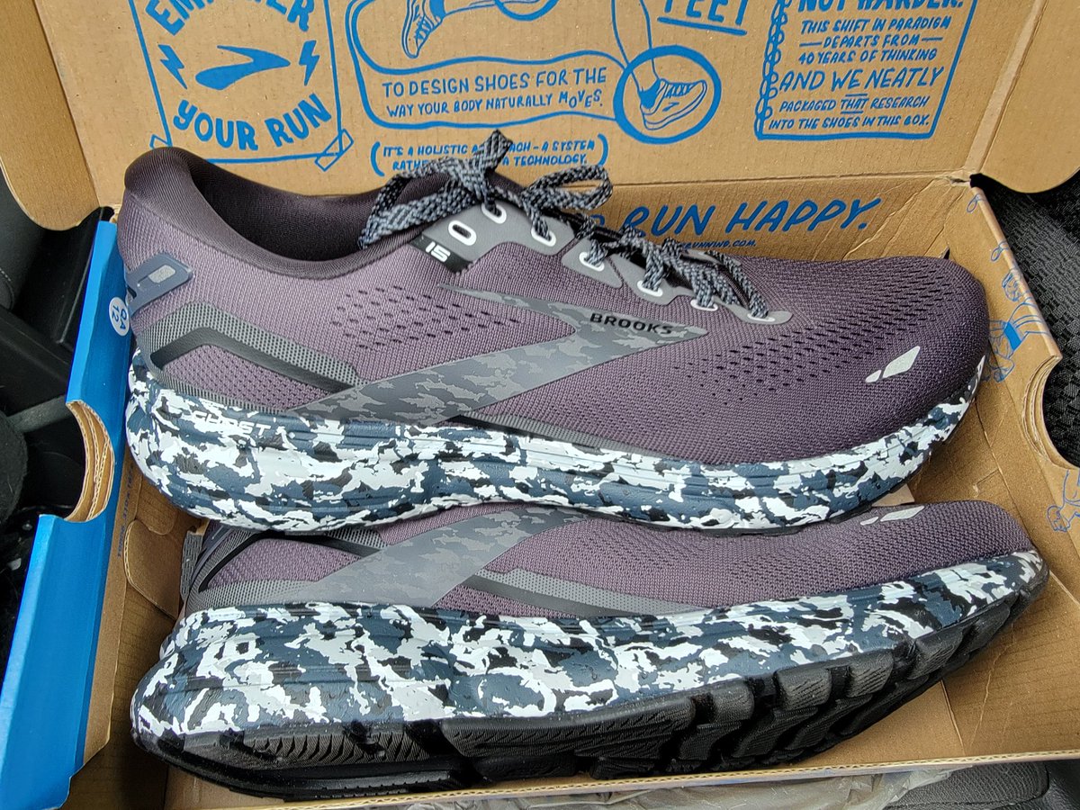 Finished another high mileage week to help get the body and mind ready for the marathon. High mileage weeks means burning through shoes. Looking forward to getting these on my feet for taper time before race day!
#backtobasicsfitness #freepmarathon #FCancer #forwardfocusrunning