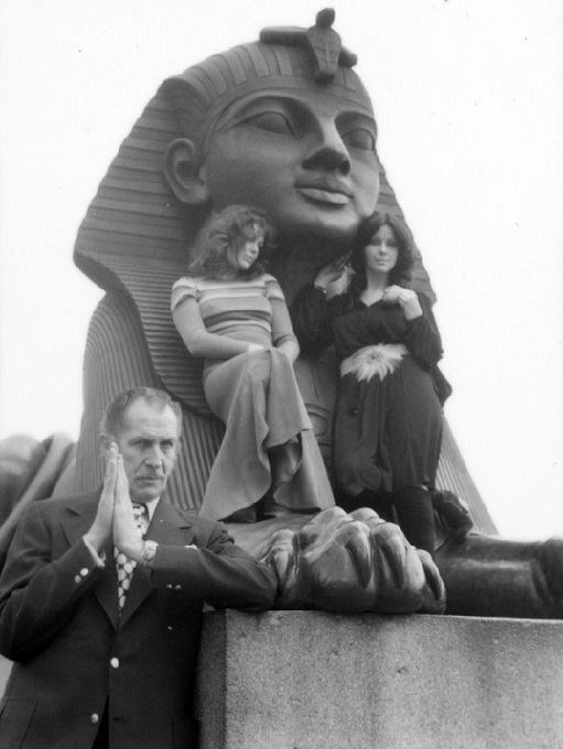 HPL_JDeLaughter's tweet image. 💀Biederbeck: What kind of fiend are you?
Phibes: The kind that wins, my friend.
💀Publicity photo from Dr. Phibes Rises Again (1972)🎨FB: Dracula&apos;s House of Halloween💀#VincentPrice #DrPhibesRisesAgain #Horror