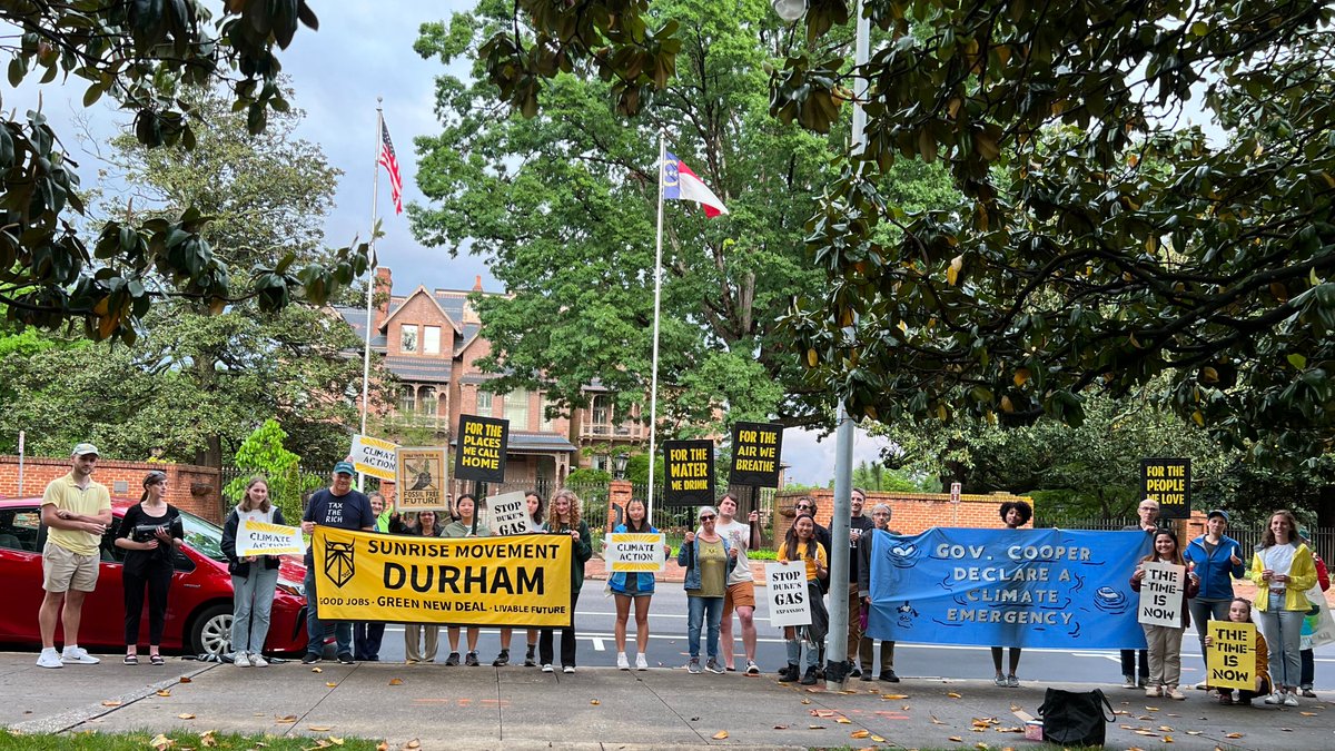 On this Earth Day🌎we were outside @NC_Governor's mansion to protest the NC Utilities Commission's rubber-stamping of Duke Energy Carbon Plan☀️ We object to their reliance on new fracked gas & untested technologies like Hydrogen & SMRs to decarbonize NC's grid🚨 #FossilFreeNC