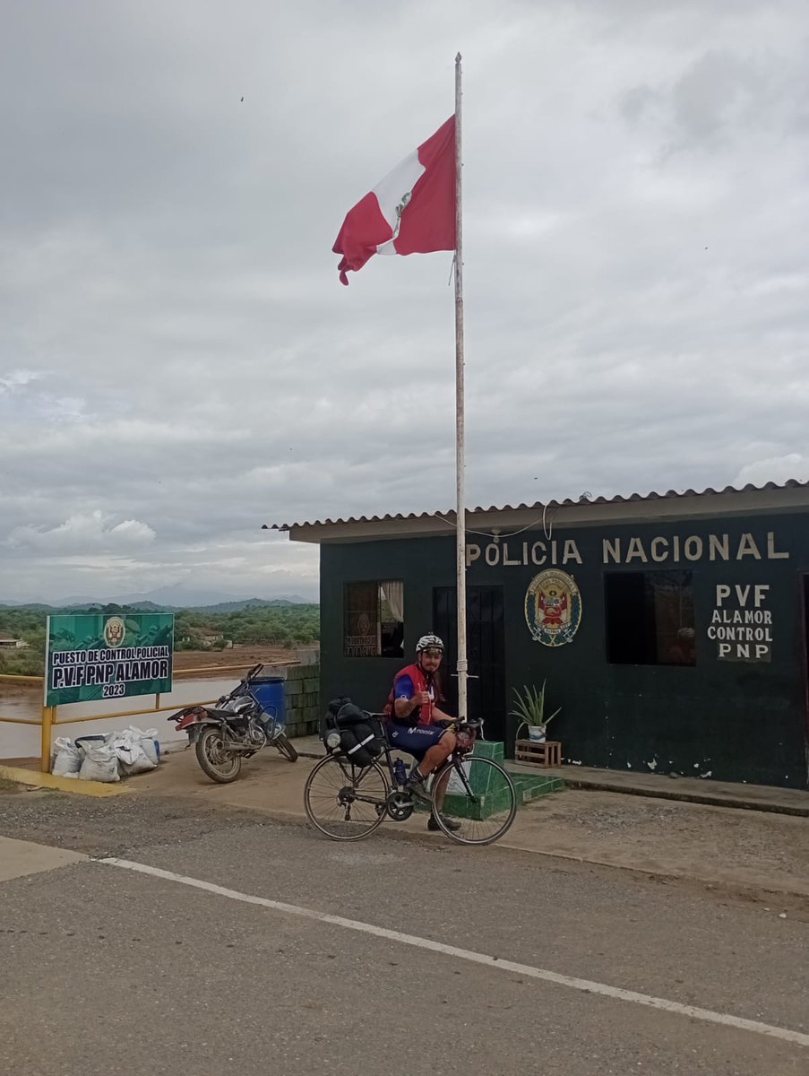 Mientras John cruzó hace par días a 🇵🇪Perú, Douglas atravesó la primera frontera en 🇪🇨Ecuador para seguir su rumbo hacia Lima para el partido entre Santa Fe y Universitario. 

Estos 2 leones de corazón siguen pedaleando con toda la garra santafereña para cumplir su sueño.