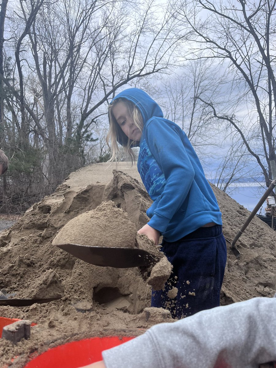 kateslaw22's tweet photo. Had the opportunity to help in our community this weekend by filling sandbags in Dunrobin.  We may not have been the fastest, but they sure had heart! Way to go Eagles! #BeCommunity @StIsabelOCSB @kinderpines @MrsBrennen @spearinocsb https://t.co/louWFAFky9