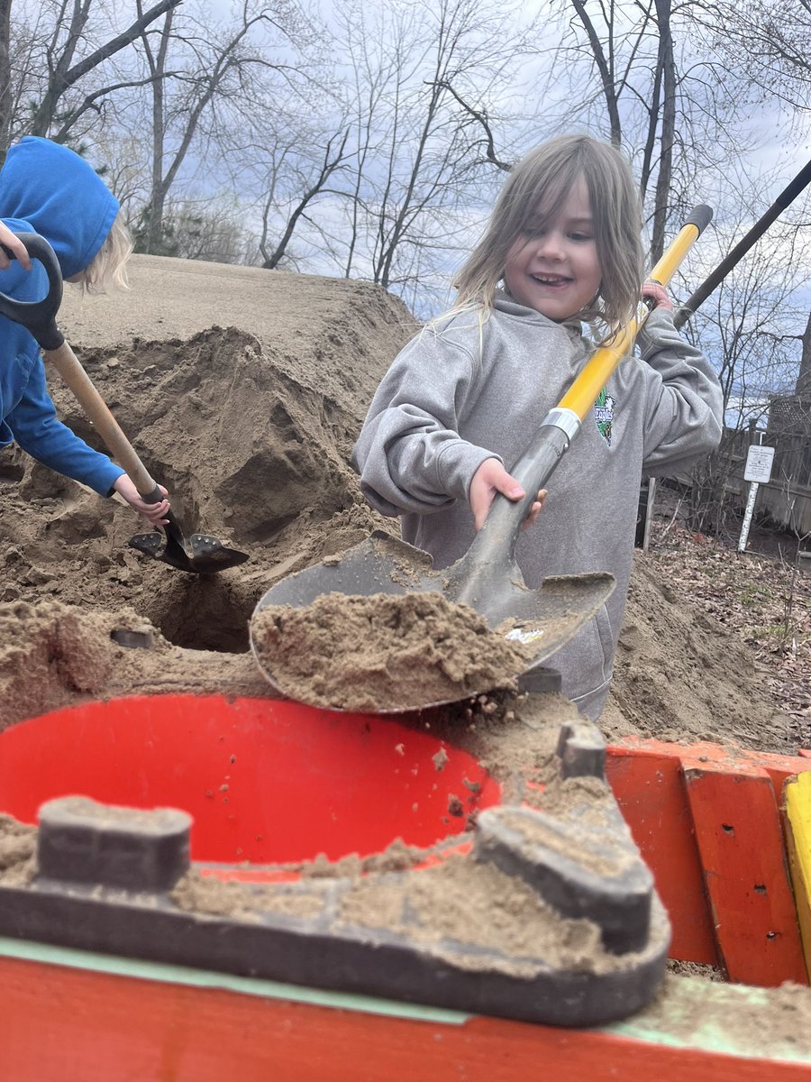 kateslaw22's tweet photo. Had the opportunity to help in our community this weekend by filling sandbags in Dunrobin.  We may not have been the fastest, but they sure had heart! Way to go Eagles! #BeCommunity @StIsabelOCSB @kinderpines @MrsBrennen @spearinocsb https://t.co/louWFAFky9