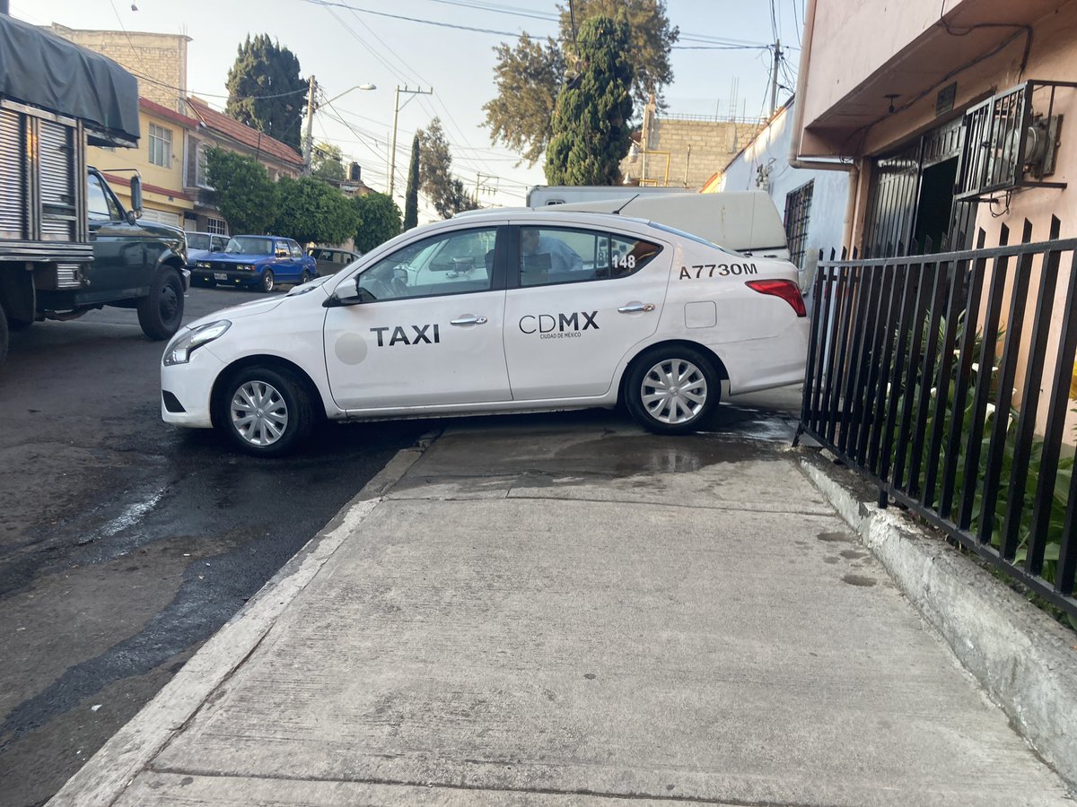 TaoCortes's tweet photo. @UCS_CDMX @ssp_cdmx para reportar un auto mal estacionado cuyo conductor es agresivo y por más que se trata de razonar no entiende en 3ra Oriente Mz 8 CP 14030. Lleva horas sobre la banqueta y obstruye el paso peatonal. https://t.co/eety8xXiGC
