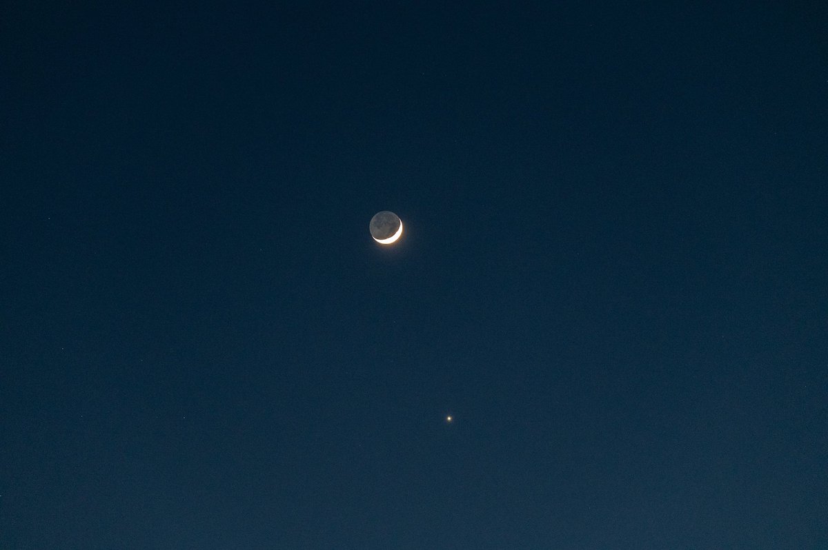 The Aurora visible from Bridgend just after sunset this evening. The crescent moon and Venus looking great too. @_visitbridgend @southern_wales @ItsYourWales @bbcweather @metoffice @StormHour @itvweather @WalesOnline