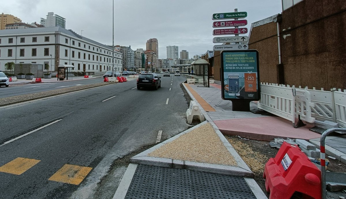 BlogBusurbano's tweet image. Estas otras dos paradas recien reformadas...

#Par035 Av. Oza 240, Casablanca
#Par022 Av. Exército, Casa do Mar

...se supone que  ya son #ParadasAccesibles, pero...

...nuestros ojos interpretan una línea de entrada, una silueta... que nos recuerda a una bahía...

Qué extraño😐