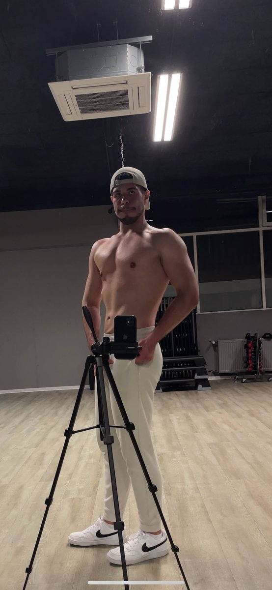 Heute seit 2-3 Wochen wieder nen Workout gehabt was sich 10/10 gebockt hat
Ich merke Fortschritte 

Und ja meine Gesichtsausdrücke sind Goldwert