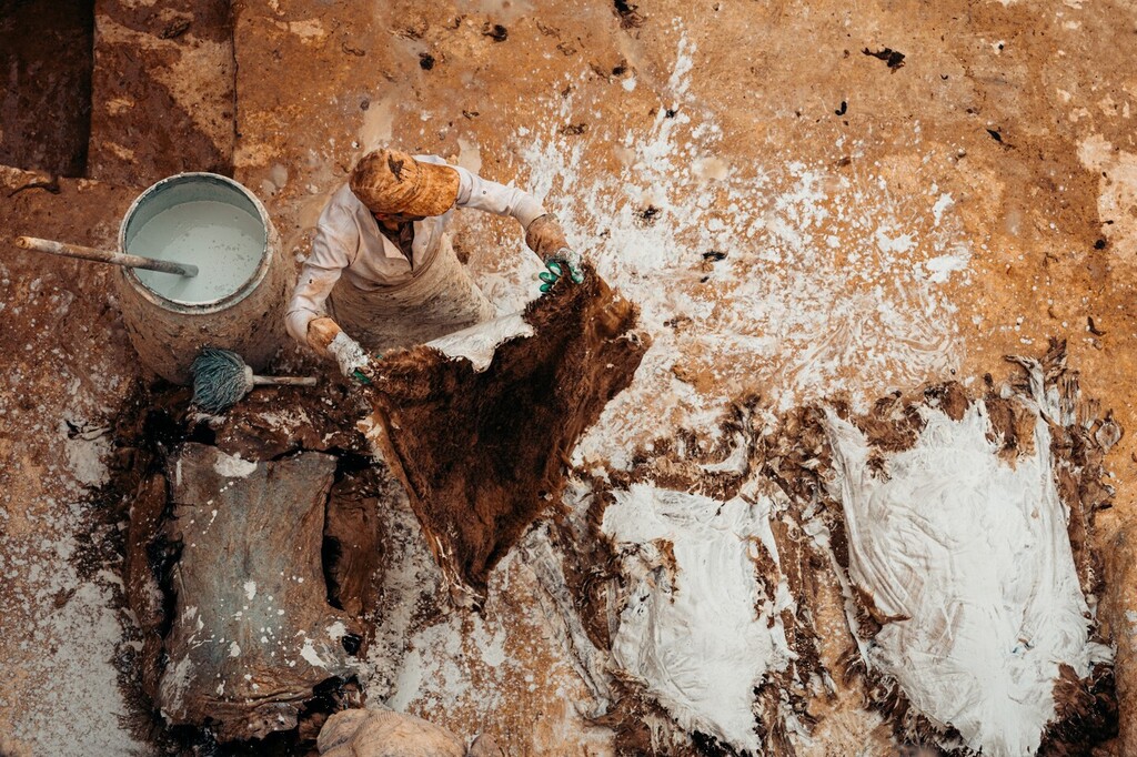 AdamDCohn's tweet image. A man applies lime to remove fats and hair from goat hides in order to create leather in the Chouara Tannery, Fes Morocco #fes #fez #morocco #maroc #maghreb #chouaratannery #dirtyjobs #dirtywork instagr.am/p/CrZP_Iloc-7/