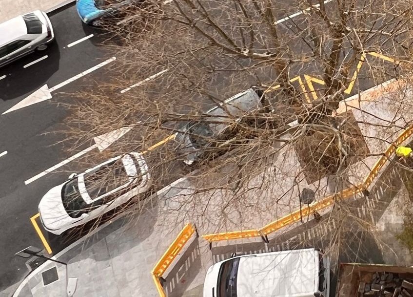 BlogBusurbano's tweet image. De la #Par035 toda la razón!
Y de hecho, en eso mismo basamos el #DossierBusurbano de marzo (link). Pero fijaos en que hay plazas #PMR en la "entrada" de la parada. 
¿De verdad le facilita eso el arrimar bien el bus de la #Lín2 a la acera?
= #contradicción
busurbano.blogspot.com/2023/03/cabece…