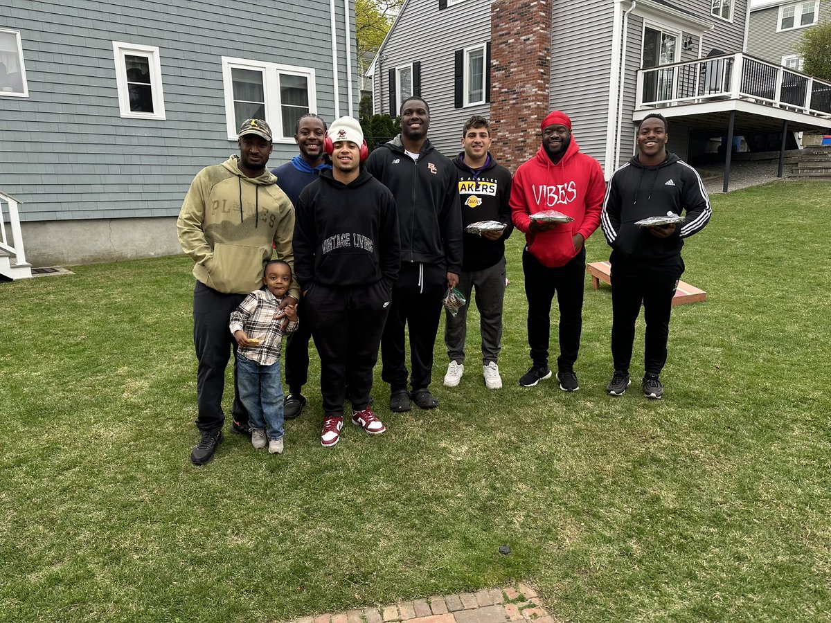 CoachSHuggins's tweet photo. Moved into a new 🏡, glad to have the players over to fellowship and have a home cooked meal! 🦅
#Dowit #Fnb #ForBoston https://t.co/5CjtTVIF3j