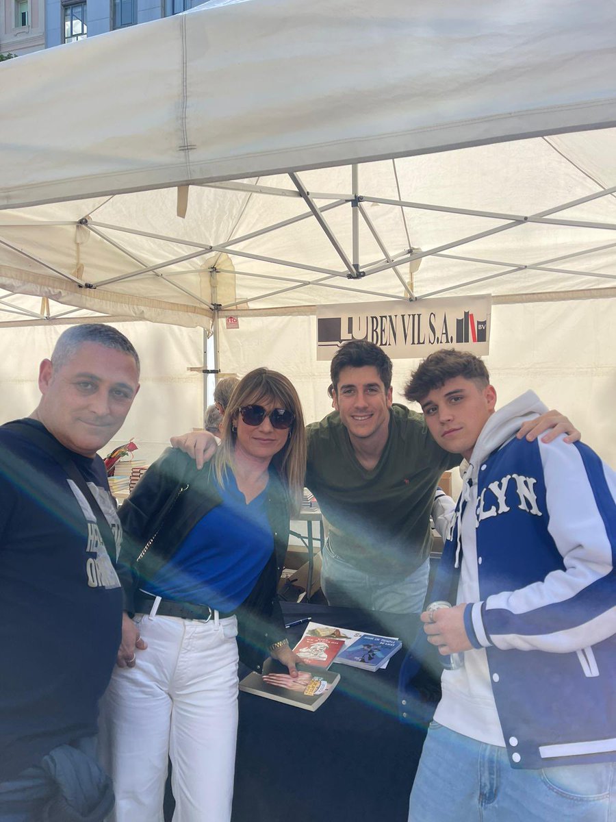xavi41's tweet photo. Con un grande  @miguelsubze en la firma de su nuevo libro, esta misma tarde. https://t.co/S9J4OlhaKJ