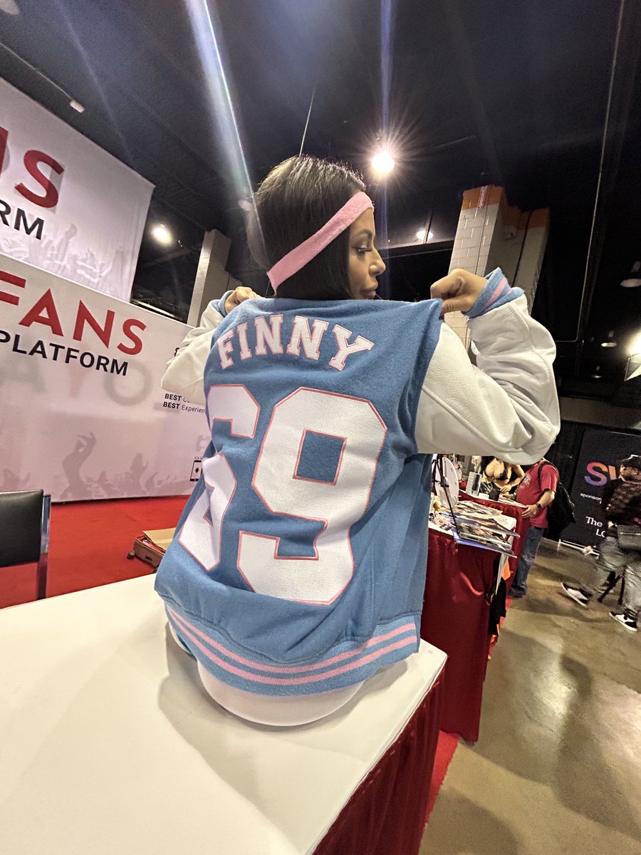 Final Boss Finny 🦊💕 on Twitter: "Chicago Exxxotica Day 3⭐️ @KloutKiki"