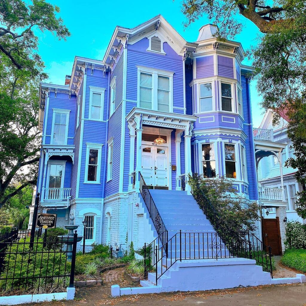 Savannah never fails to surprise you with its unique and colorful homes. 💜 #VisitSavannah [📸 @groovinwithmal] . . . #savannah #savannahga #savannahgeorgia #historicsavannah #downtownsavannah #exploregeorgia instagr.am/p/CrZUydZtRkc/