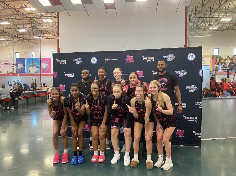 EWA_Basketball's tweet photo. Very Successful weekend 16u Went 4-0 to win platinum bracket of their division 17u went 2-2 for silver bracket @PBRhoops @Earl_Watson #ewa https://t.co/oZQSiLqq4Y