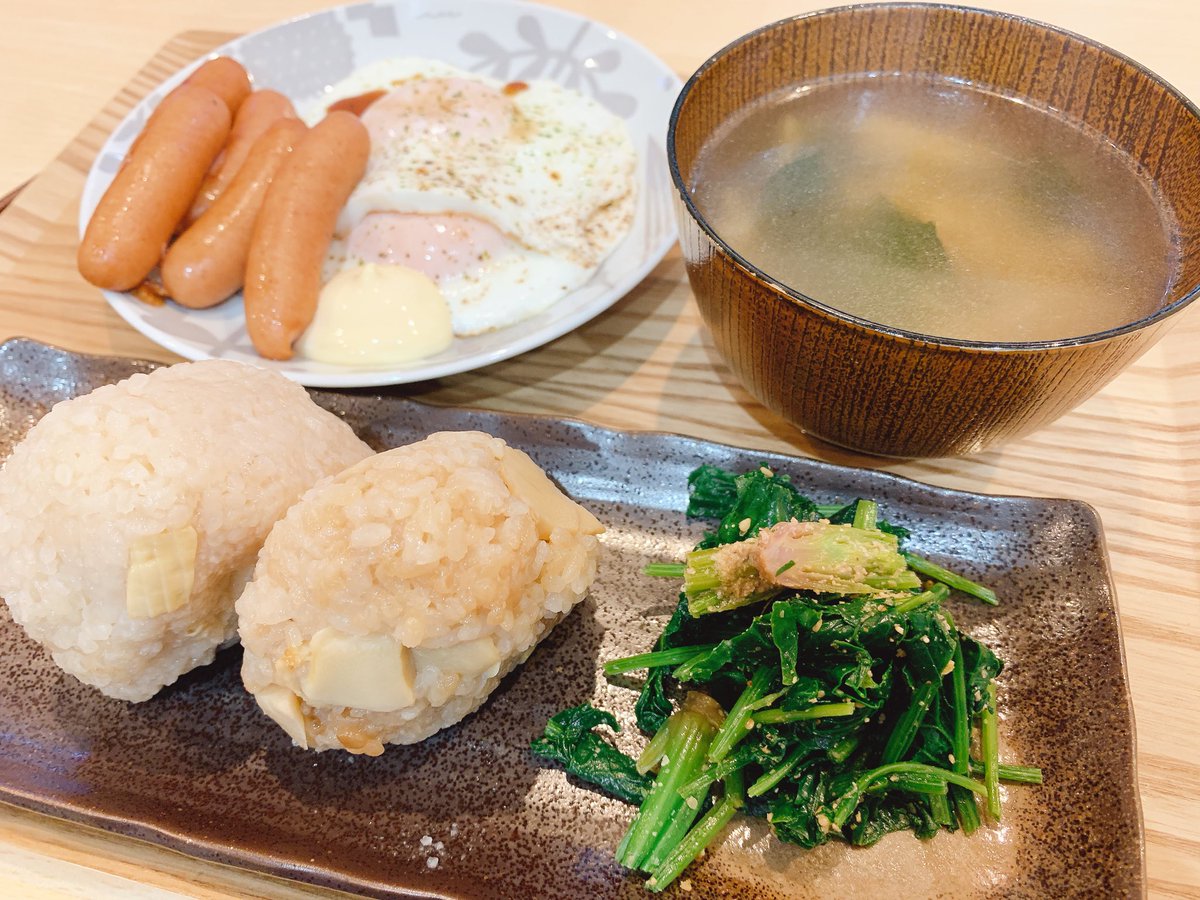 おはようございます🐰おうちごはん⋆⋆⋆🍚 ⋆筍の炊き込みおにぎり ⋆目玉焼き ⋆ウインナー（香薫） ⋆たけのことえのきの中華スープ ŧ‹"ŧ‹"( ˙༥˙ ) ŧ‹"ŧ‹"