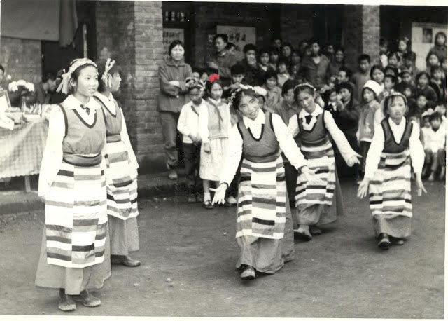 jenniferzeng97's tweet photo. I think I was 12 or 13 when I dressed up like a #Tibetan and perform a Tibetan dance in school.
But, I didn't realize how ignorant I was about #Tibet until when I was already 35, when a lady asked me a question in Melbourne.
Click the link in the comment area for
Jennifer’s Photo Stories (10): Praising the Murderer