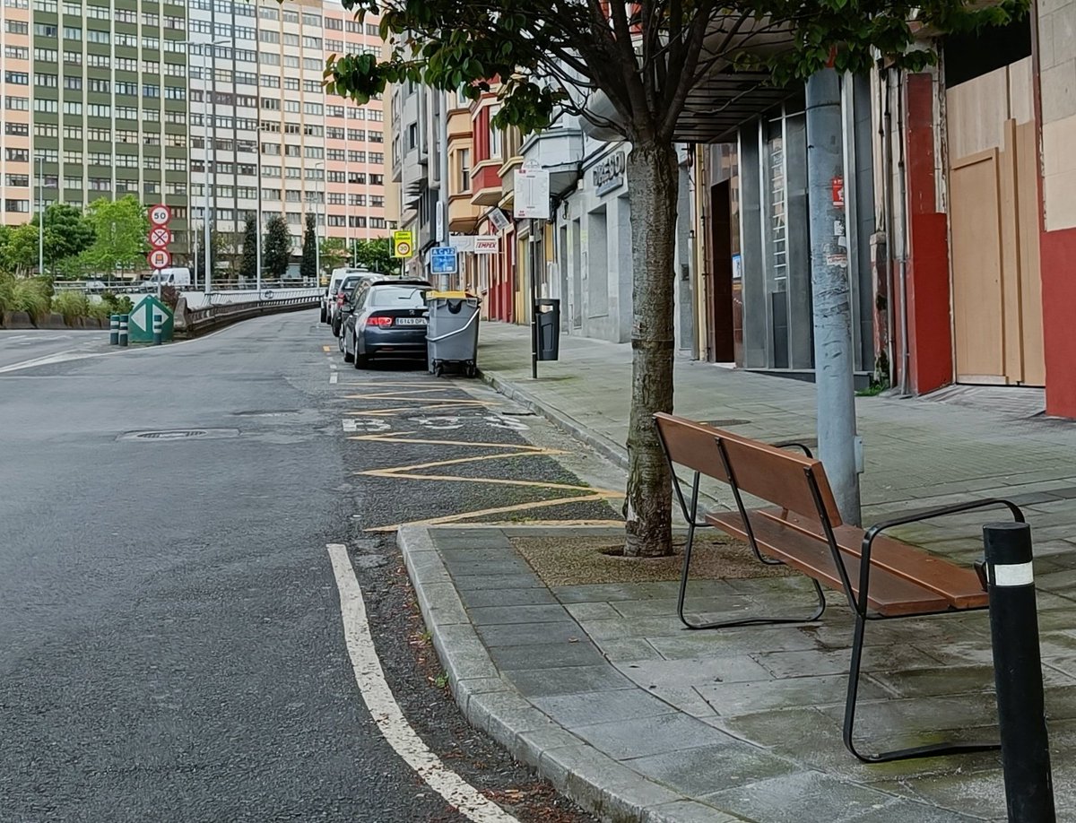 BlogBusurbano's tweet image. Si en la #Par035, las plazas de aparcamiento para #PMR fuesen "acera", tendríamos mismo caso que el de las #Par034 y #Par524:
Una especie de #Bahía en la que el #BusUrbano no entra arrimando a la acera.

El último ejemplo es el modelo a seguir por la mayor #Accesibilidad posible.