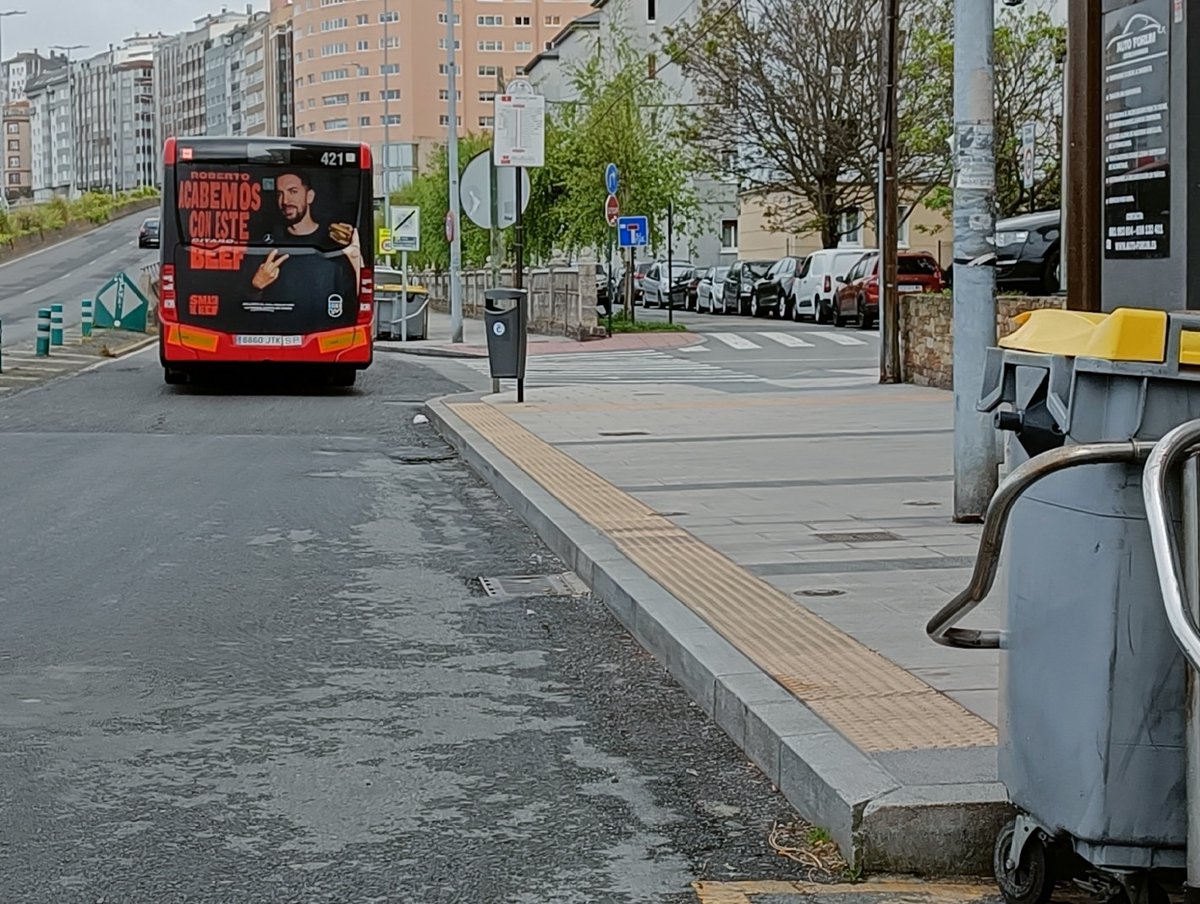 BlogBusurbano's tweet image. Si en la #Par035, las plazas de aparcamiento para #PMR fuesen "acera", tendríamos mismo caso que el de las #Par034 y #Par524:
Una especie de #Bahía en la que el #BusUrbano no entra arrimando a la acera.

El último ejemplo es el modelo a seguir por la mayor #Accesibilidad posible.