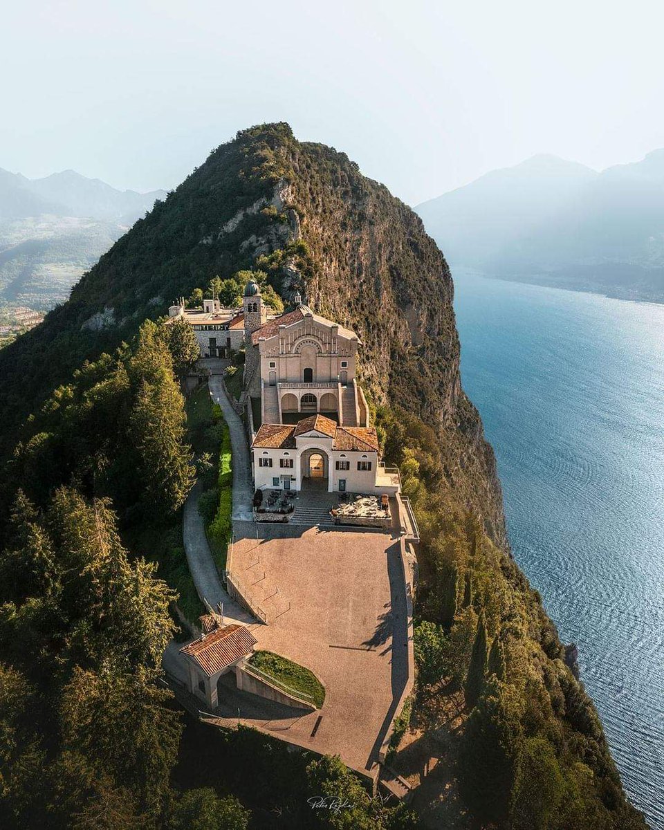 ItalyInTheHeart's tweet photo. 🇮🇹 Santuario di Montecastello, Brescia, Lombardia
📷 @peter.rajkai
#montecastello #brescia #lombardia #church #cathedral #mountain #garda #lago #lake #buongiorno #travel #awesome #travelplace #travelphoto #italy #italytrip #italytravel #italyintheheart https://t.co/UIORRFG3ci