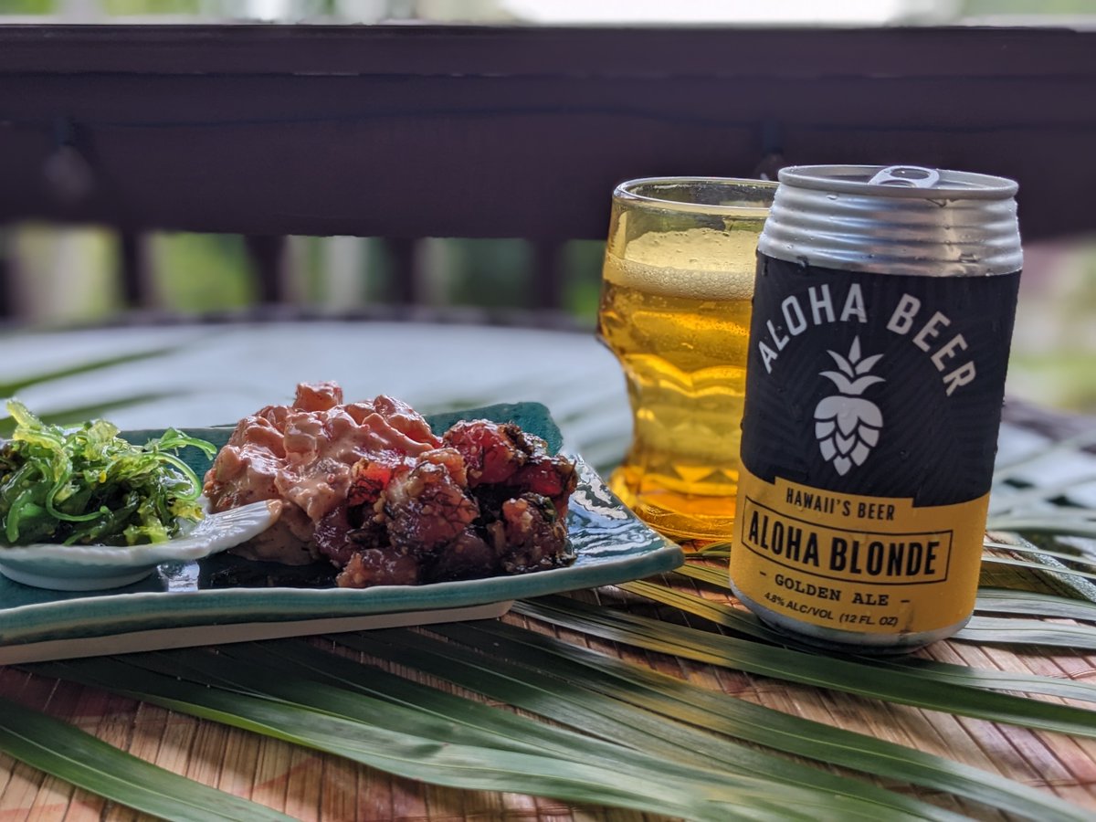 A decent #histfic author who writes about beer really ought to make sure she does adequate research, which is why I'm trying this really delicious golden ale from my favorite local brewery, @alohabeerco #alohabeer #localbeer