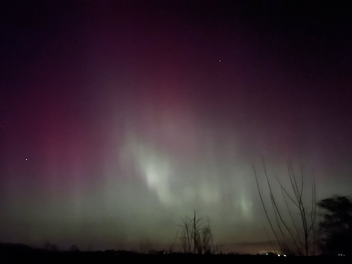 Can’t believe we’re lucky enough to see the northern lights in Champaign County ✨ #northernlights #illinois