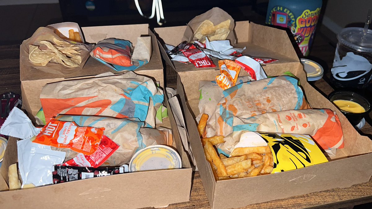 ThickChedr's tweet photo. Pray for me! I’m goin in! #tacobell #bidetgang #livmas #runfortheborder #thinkoutsidethebun @tacobell https://t.co/y3XDiOHLJC