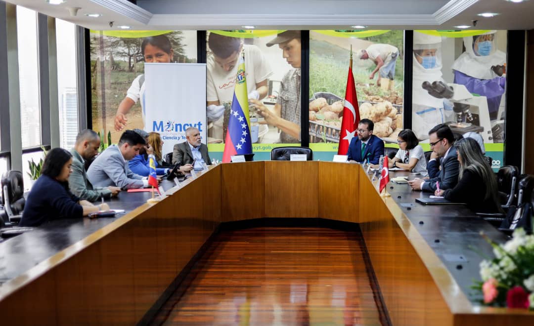HpsuvCarlos's tweet photo. #Conoce 👉El @Mincyt_VE  estrecha lazos de cooperación con la universidad de #Ankara, con la mirada hacia una ciencia y tecnología con una amplia visión innovadora y humanista 👨‍🔬🏭🙌
+Info: https://t.co/9CqB1GzPDs #23Abr @fonacit_ve https://t.co/Dpw0Rsn6eS
