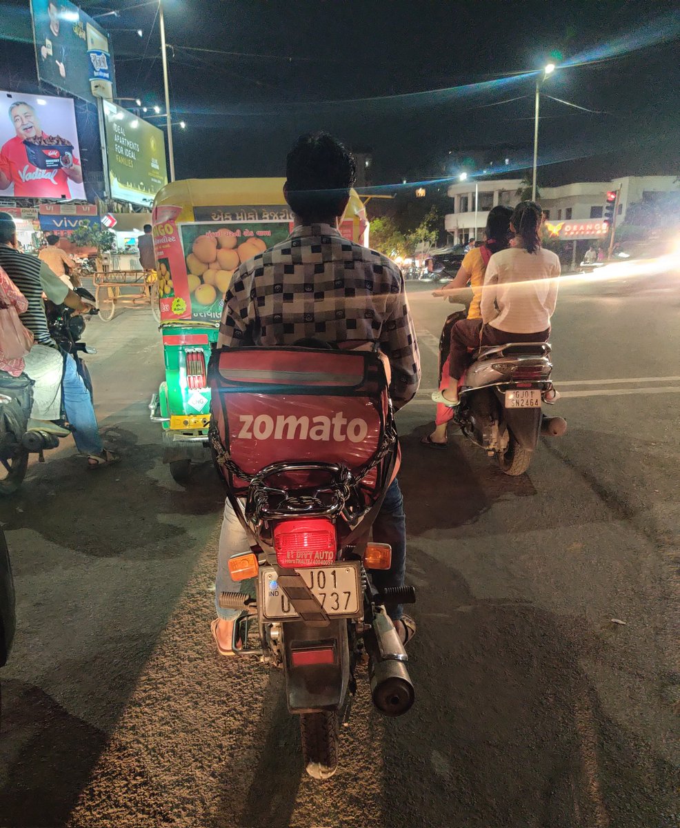 GirirajSDave's tweet photo. #Zomato #deliveryboy #hiding #Identity, #avoids e challan for #violating #trafficrules @zomato @zomatocare @sanghaviharsh @CMOGuj @dgpgujarat @CPAhmedabad @ahmedabadmirror  @DainikBhaskar @GRSAofficial @TrafficATCC @Digital21Tech @Swiggy @SwiggyCares @tv9gujarati  @Divya_Bhaskar https://t.co/iErjCNqLyP