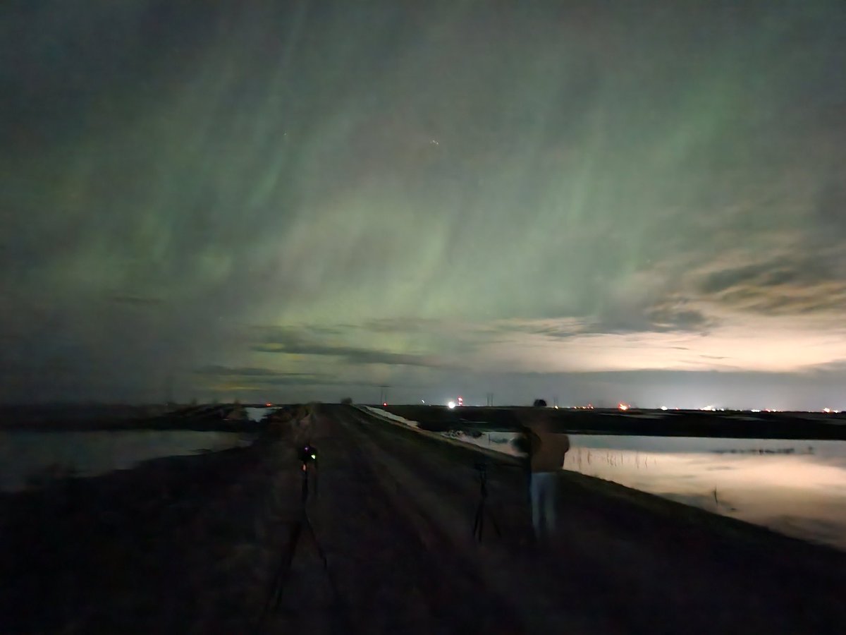 DSLR is getting good ones right now, reflections galore in the floodwaters #ndwx #aurora #northerlights #mnwx
