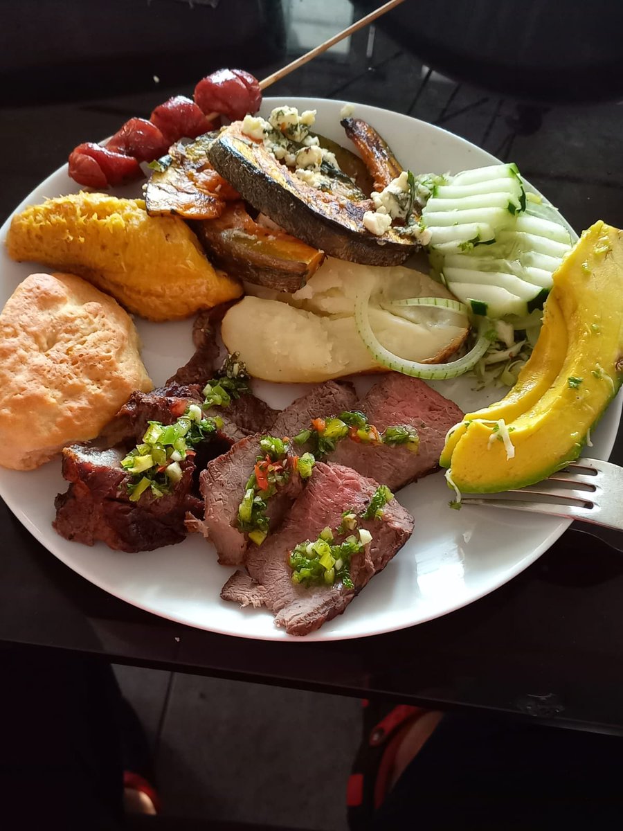 bcsarmiento's tweet photo. Hoy almorzamos mucho más tarde de lo usual.... pero en compañía de #lanursa #elchiridoc y #laprincess 
Todo estuvo delicioso... pero lo que se supone nadie iba a querer, se robó el show!! #zapallorostizadoconfetayalbahaca 
#labestia no solo cocina #proteína 💪💪💪🤣🤣🤣🤣 https://t.co/c99ndHSdQr