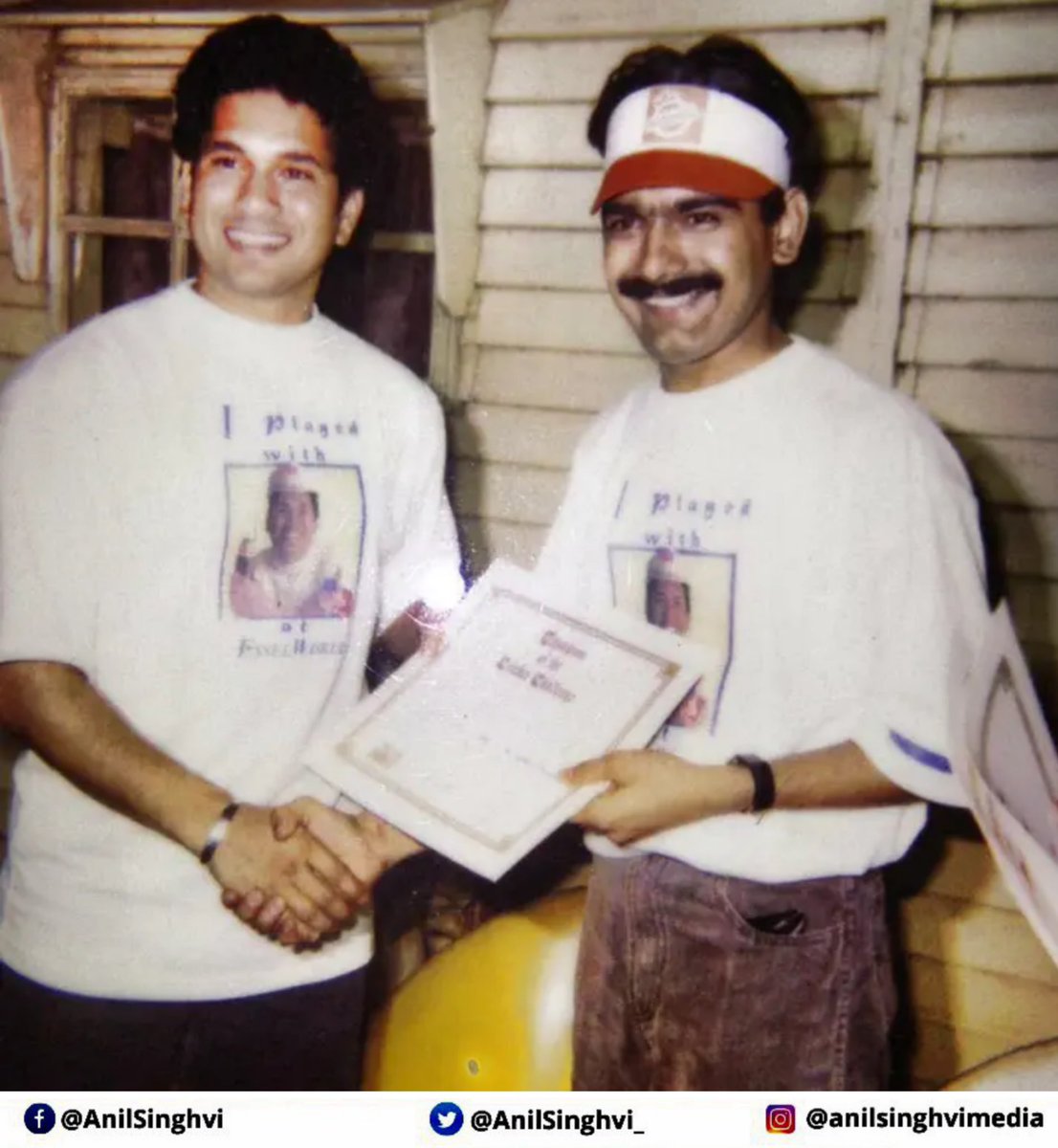 AnilSinghvi_'s tweet image. #HappyBirthdaySachin

If #Cricket is India's Religion then today is the most auspicious FESTIVAL..😊🎆 

Happiest 50th Birthday to The CRICKET LEGEND @sachin_rt 🏏🎂🎊🎉

Golden Memory from 1994.. When I had played Cricket with GOD OF CRICKET..😇👇