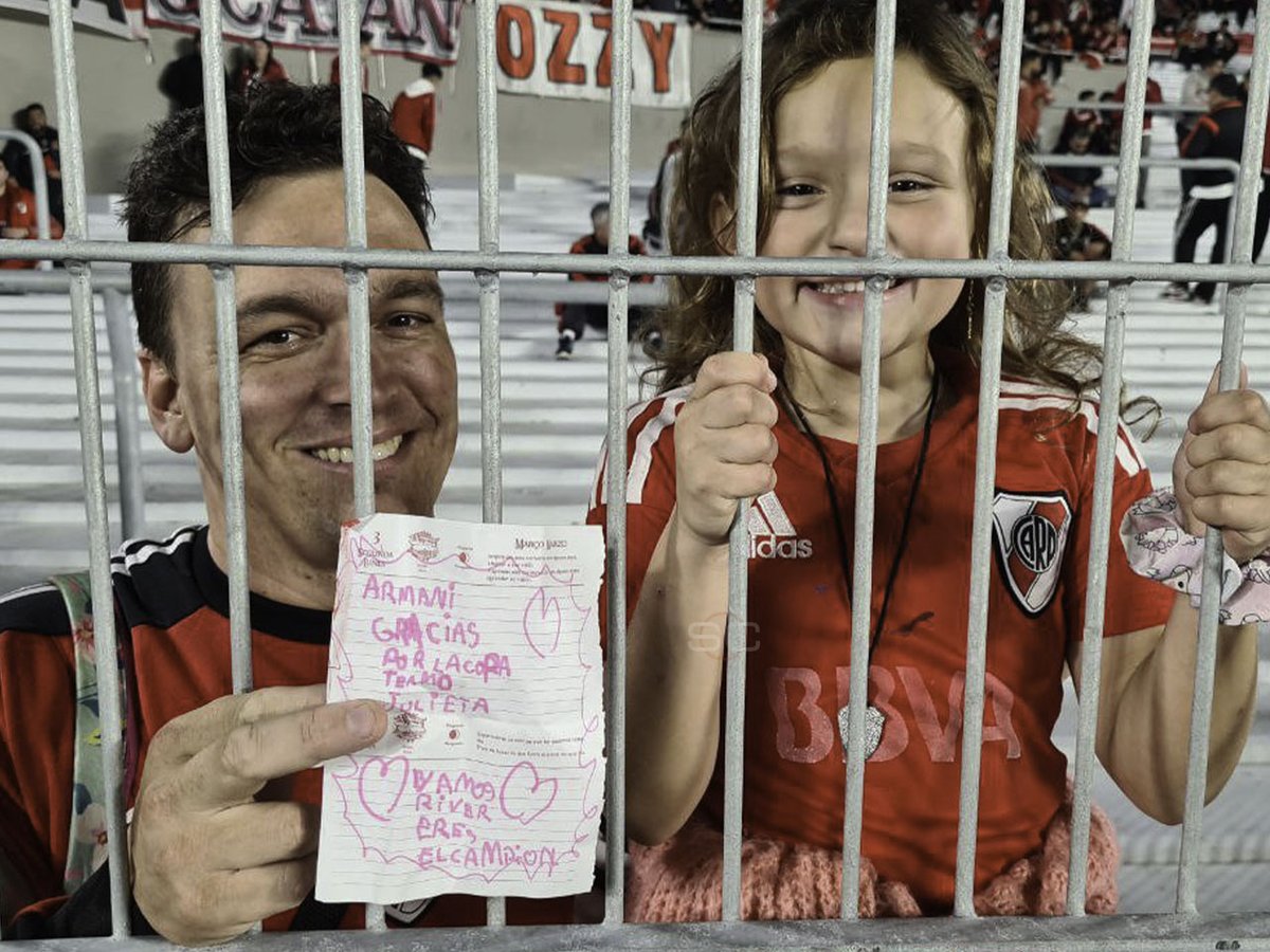 SC_ESPN's tweet photo. GESTO DE UN CAMPEÓN DEL MUNDO: Julieta es fanática de River y cuando se enteró que iba a estar presente en el partido vs. Independiente comenzó una cuenta regresiva hasta llegar al día más feliz de su vida... 👀😱 https://t.co/YRNeUq0qcl