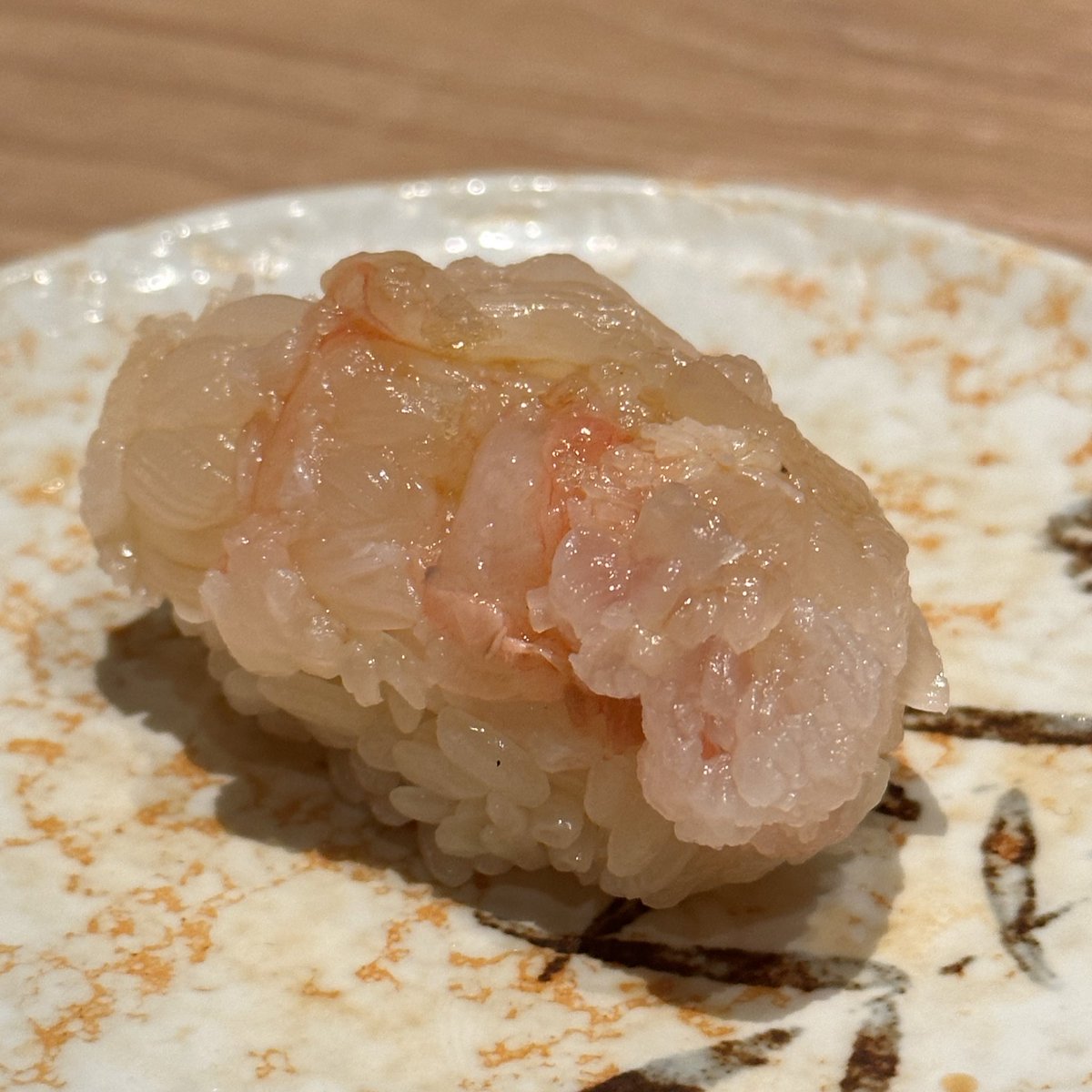 gg_yusho's tweet photo. 半蔵門駅至近の回らない寿司。"鮨 秀とら"のおまかせコース15,000円でしたがあれよあれよと累計40品。鮪の食べ比べに伊勢海老、アオリイカに鰆、松坂牛のお椀に金目鯛と書ききれぬ…もはや無限寿司。日本酒ガンガン進むコース構成と味でどんな時もガッツリいきたいゴリでもさすがに腹パン大優勝です🤫 https://t.co/2R9q1jnc5F