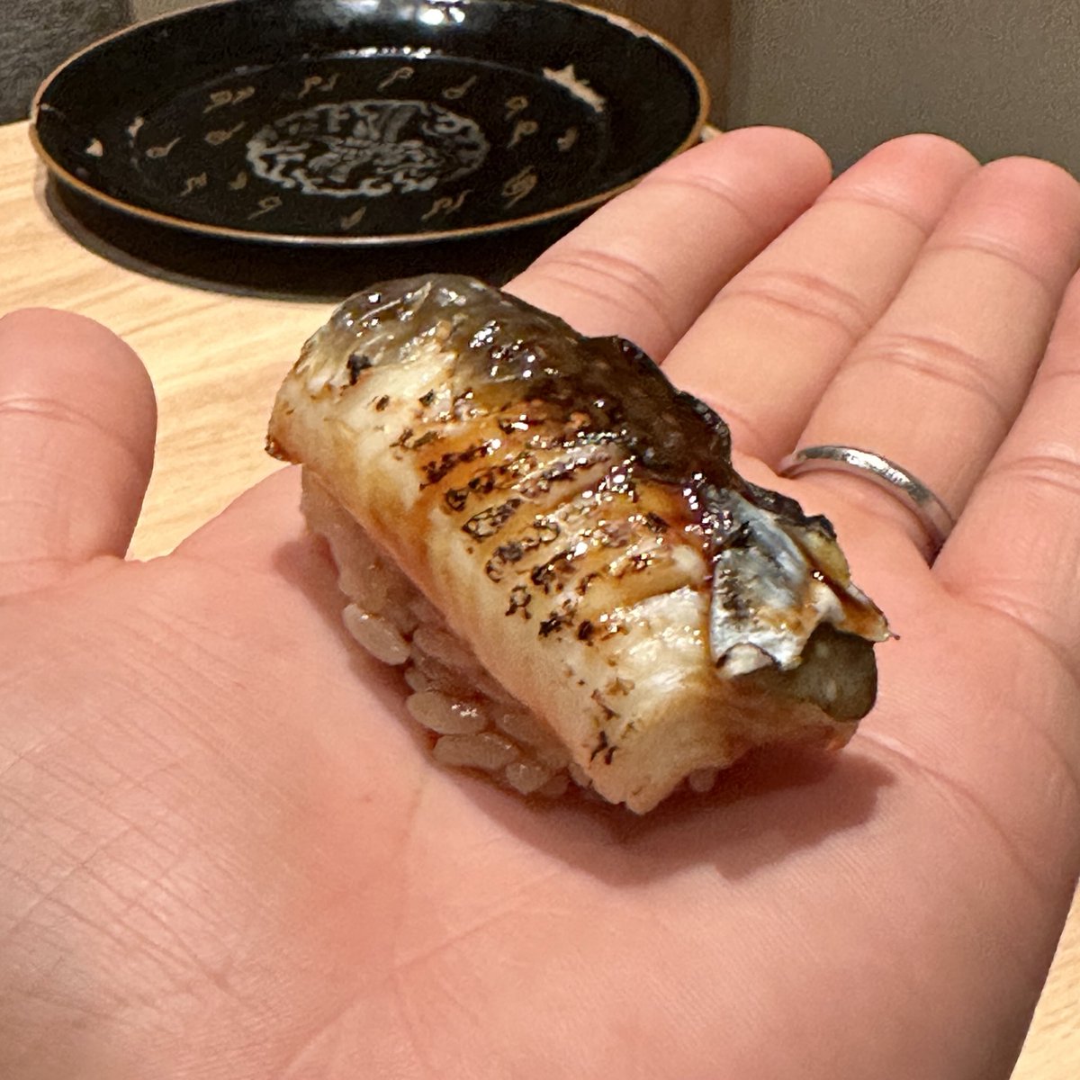 gg_yusho's tweet photo. 半蔵門駅至近の回らない寿司。"鮨 秀とら"のおまかせコース15,000円でしたがあれよあれよと累計40品。鮪の食べ比べに伊勢海老、アオリイカに鰆、松坂牛のお椀に金目鯛と書ききれぬ…もはや無限寿司。日本酒ガンガン進むコース構成と味でどんな時もガッツリいきたいゴリでもさすがに腹パン大優勝です🤫 https://t.co/2R9q1jnc5F