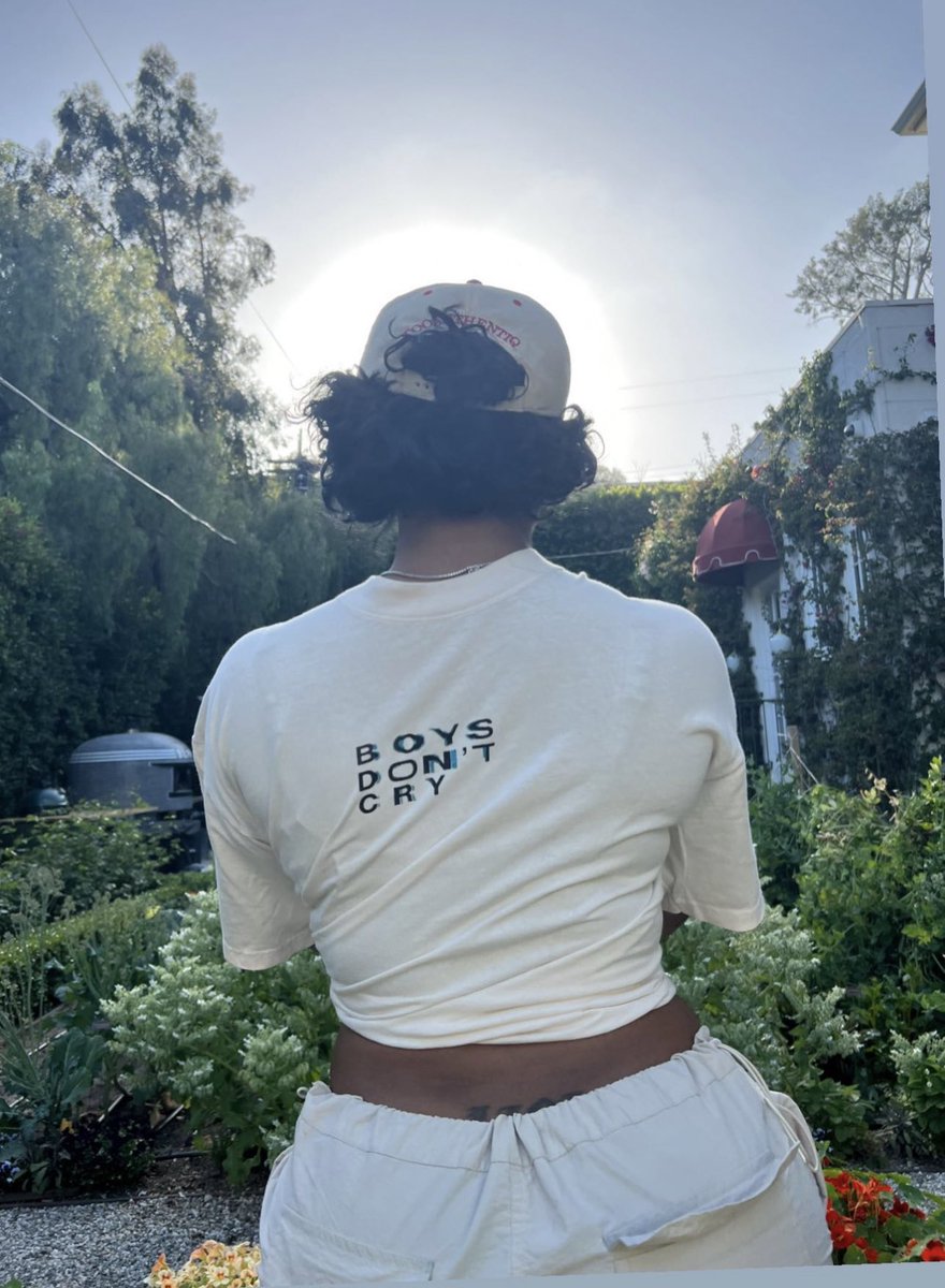 SZA showing off her Frank Ocean shirt via Instagram stories