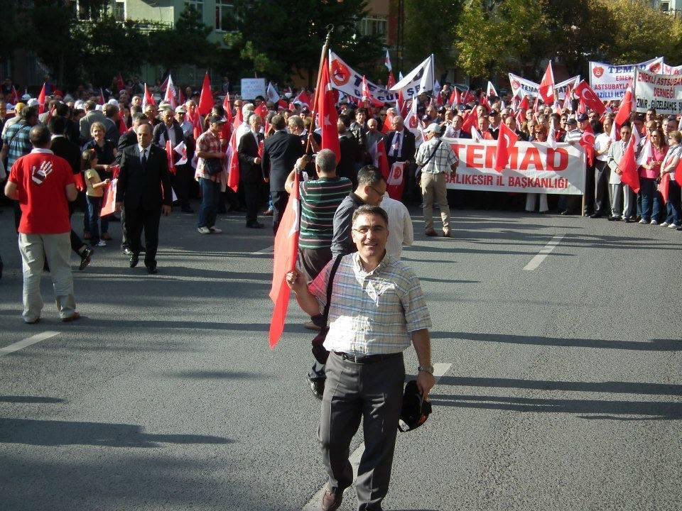 Ben tek başına ne yapabilirim?
Diye düşündü biri,
ve hiç bir şey yapmamaya karar verdi. 
Ben tek başına ne yapabilirim? 
Diye düşündü bir öteki, 
ve yalnızlığının kuytuluğuna çekildi. 
Ben tek başına ne yapabilirim?
Diye düşündü bir üçüncü, 
ve tek başına düşünmeyi sürdürdü.