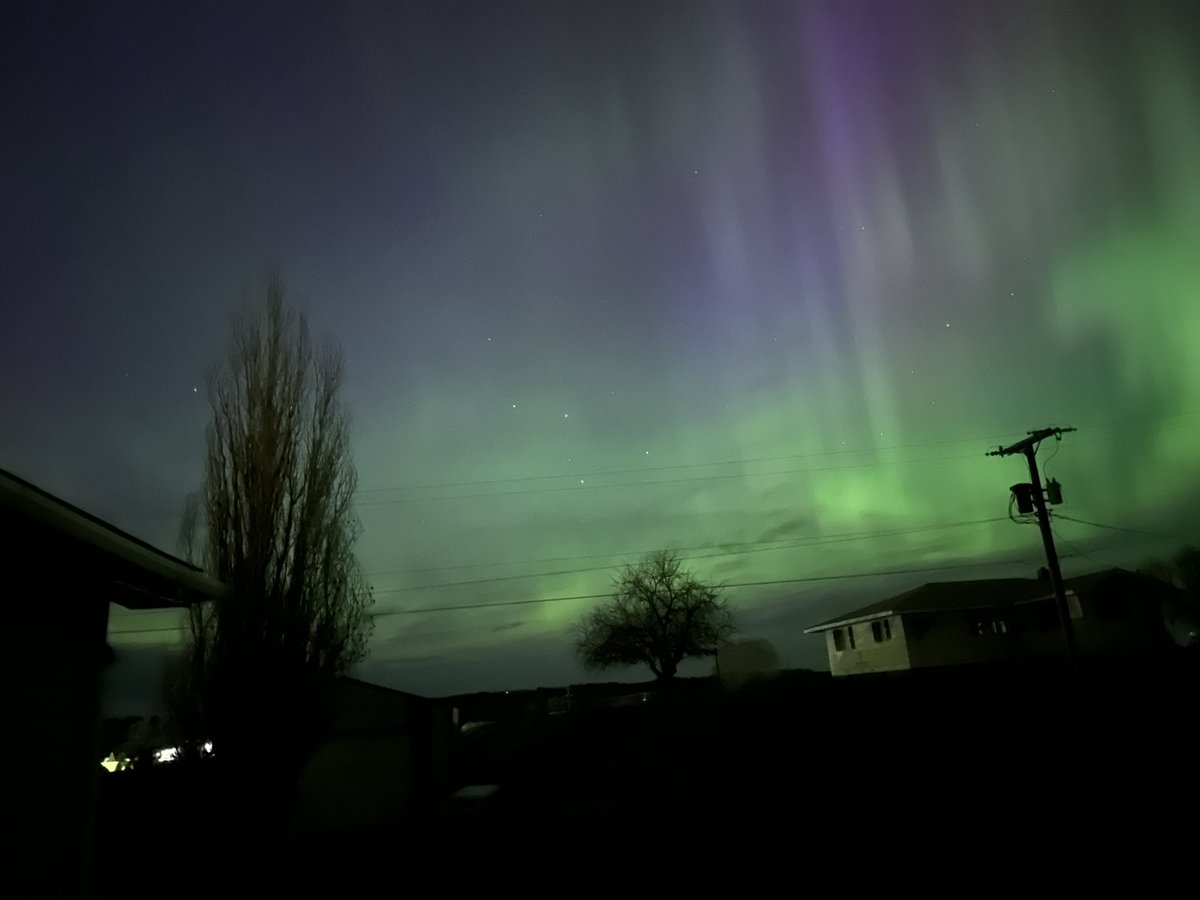 ComfrtblyNmb's tweet photo. #NorthernLights in eastern Montana now. https://t.co/7TyJmDnp5y