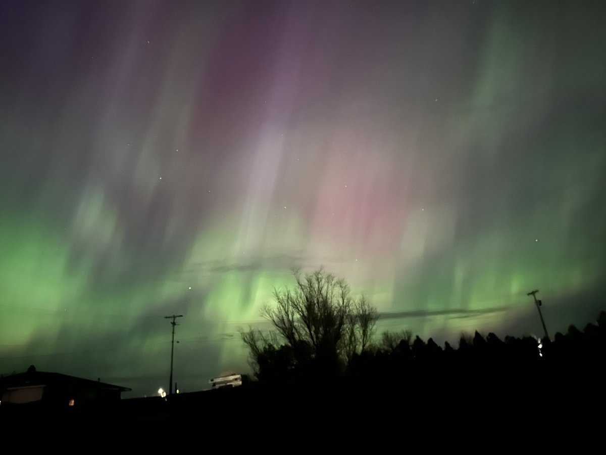 ComfrtblyNmb's tweet photo. #NorthernLights in eastern Montana now. https://t.co/7TyJmDnp5y