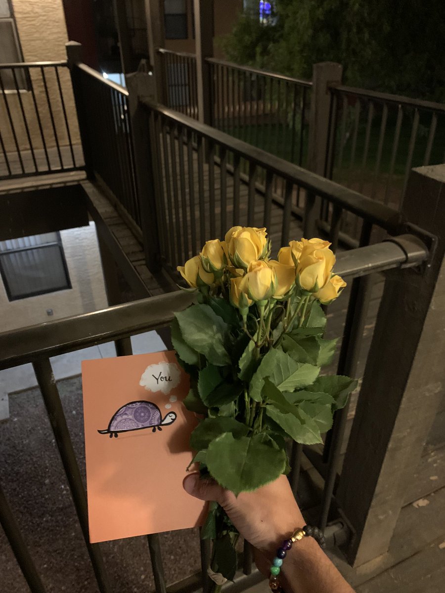 IMSERGIO94's tweet photo. Parce estoy saliendo con un man y en la tercera cita le voy a llevar flores estoy nervioso 💆🏻‍♂️ (no es el súper ramo de flores) https://t.co/ZHeiwjAGVD