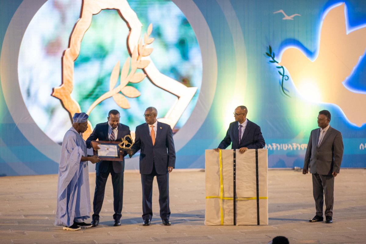 4thPresidentKE's tweet photo. 1/8
Former President of the Republic of Kenya🇰🇪, H.E Uhuru Kenyatta, was last evening recognized and awarded alongside other stakeholders for his contribution to the peaceful settlement of the conflict in the northern part of Ethiopia🇪🇹. https://t.co/HkPuoFfQD8